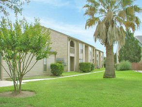 Vista Meadows in San Antonio, TX - Building Photo - Building Photo