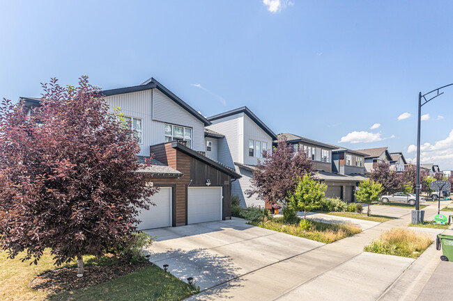 Keswick Green in Edmonton, AB - Building Photo - Primary Photo