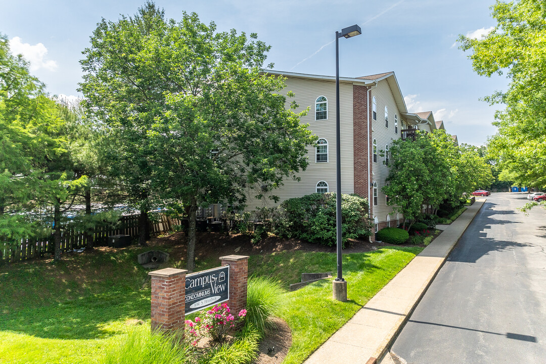 1081 S Broadway in Lexington, KY - Foto de edificio