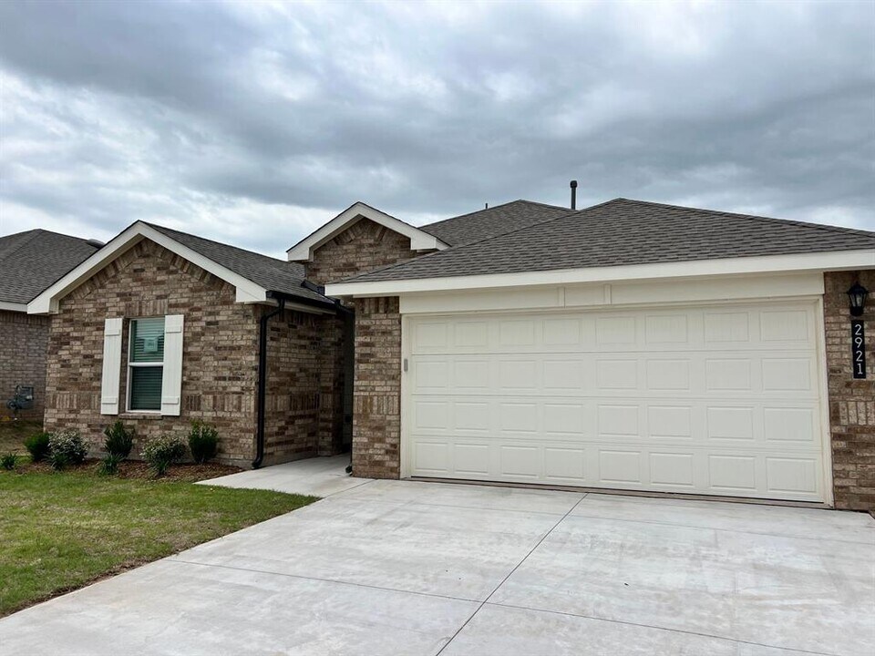 2921 Firefly Dr in Oklahoma City, OK - Building Photo