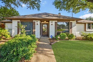 2000 E Branch Hollow Dr in Carrollton, TX - Building Photo