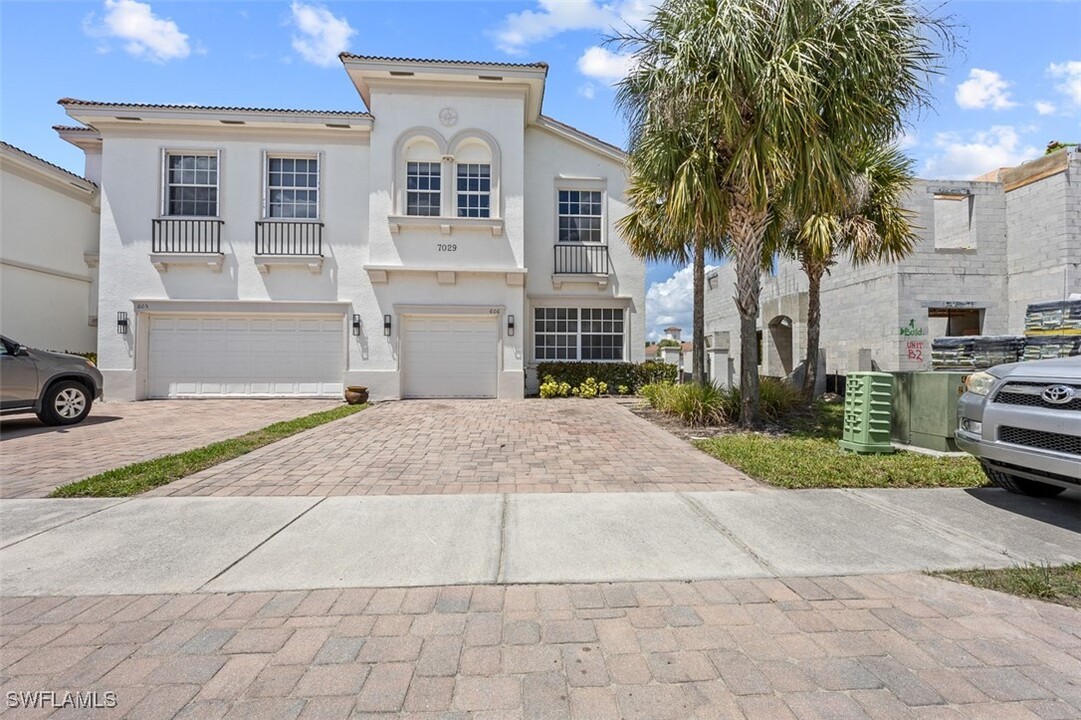 7029 Ambrosia Ln in Naples, FL - Building Photo