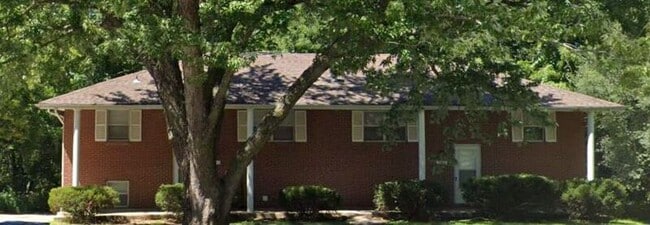 property at 2912 N River Terrace