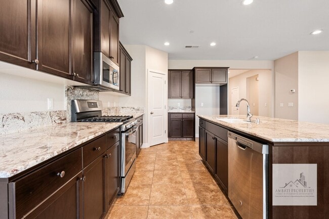 457 Fir St W in Madera, CA - Building Photo - Building Photo