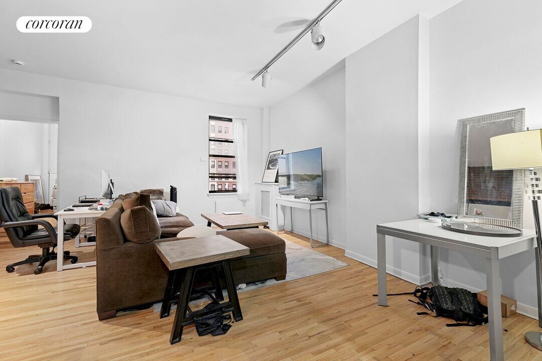 9 W 69th St in New York, NY - Building Photo