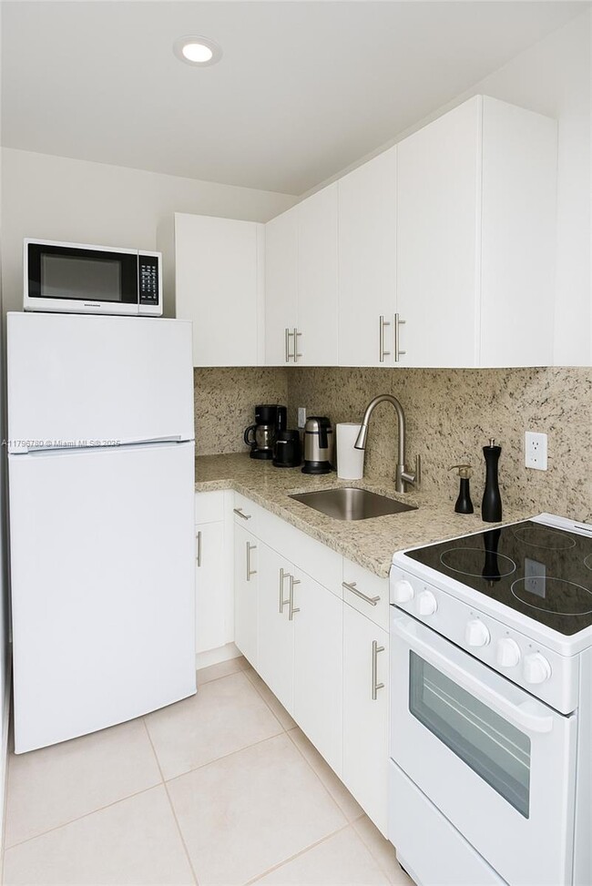 9340 SW 24th St in Miami, FL - Foto de edificio - Building Photo