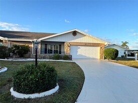 1008 Yellowbird Pl in Sun City Center, FL - Building Photo