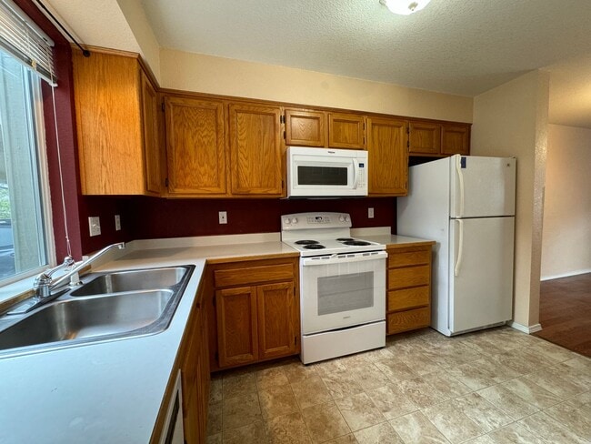 310 NE Terry Ln in Grants Pass, OR - Foto de edificio - Building Photo