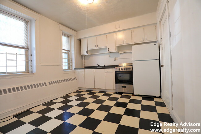130 Brainerd Rd, Unit 2 in Boston, MA - Foto de edificio - Building Photo
