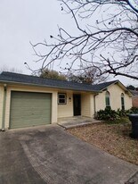 13442 Greenway Dr in Sugar Land, TX - Building Photo