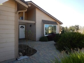 17681 Dike Ct in Tehachapi, CA - Building Photo - Building Photo