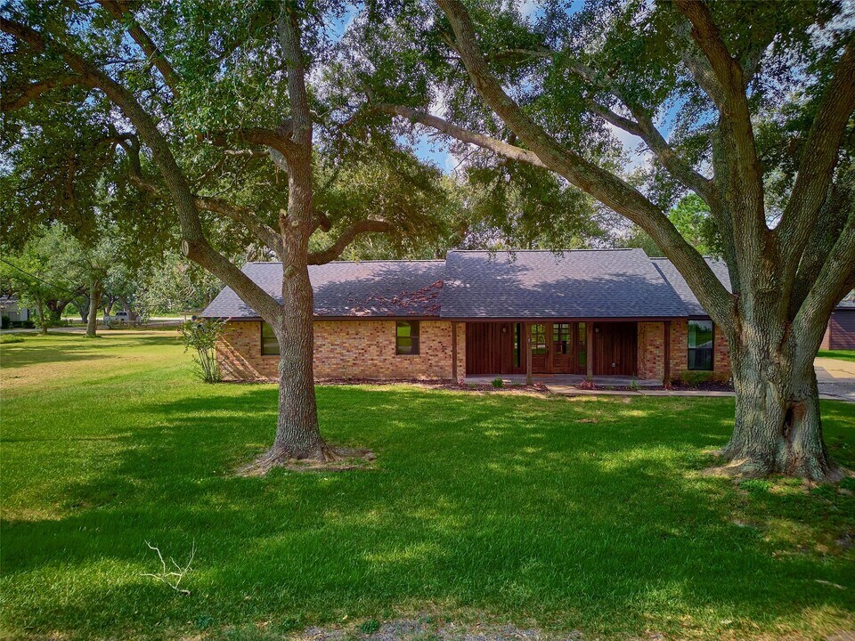 16022 Clarence St in Needville, TX - Building Photo