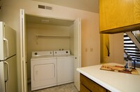 Hillcrest Court Apartments in Yuba City, CA - Foto de edificio - Building Photo