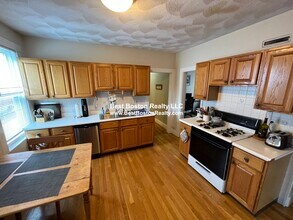 24 Ellington Rd, Unit 2 in Somerville, MA - Building Photo - Building Photo