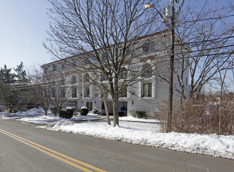 Moorings Apartment in Stamford, CT - Building Photo