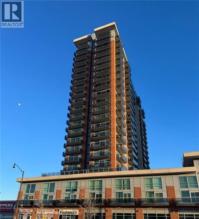 215 Queen St E in Brampton, ON - Building Photo - Building Photo