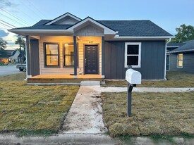 407 E Houston St in Giddings, TX - Building Photo