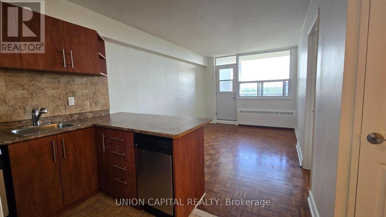 407-230-2230 Oak St in Toronto, ON - Building Photo