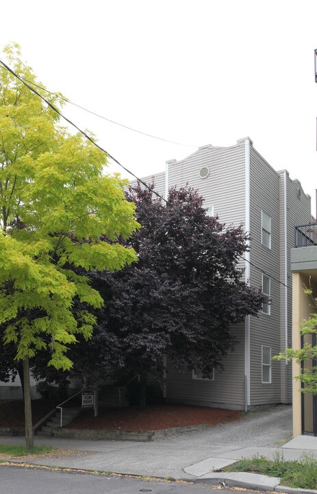 Ludlow B Apartments in Seattle, WA - Building Photo