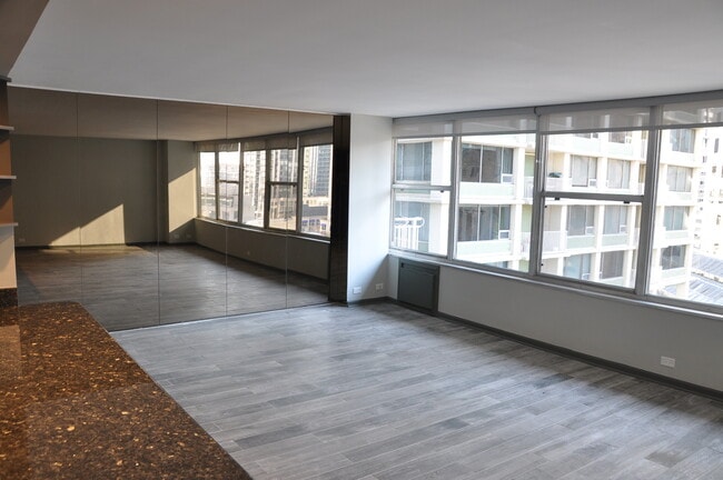 1000 N Lake Shore Dr, Unit 1401 in Chicago, IL - Foto de edificio - Building Photo