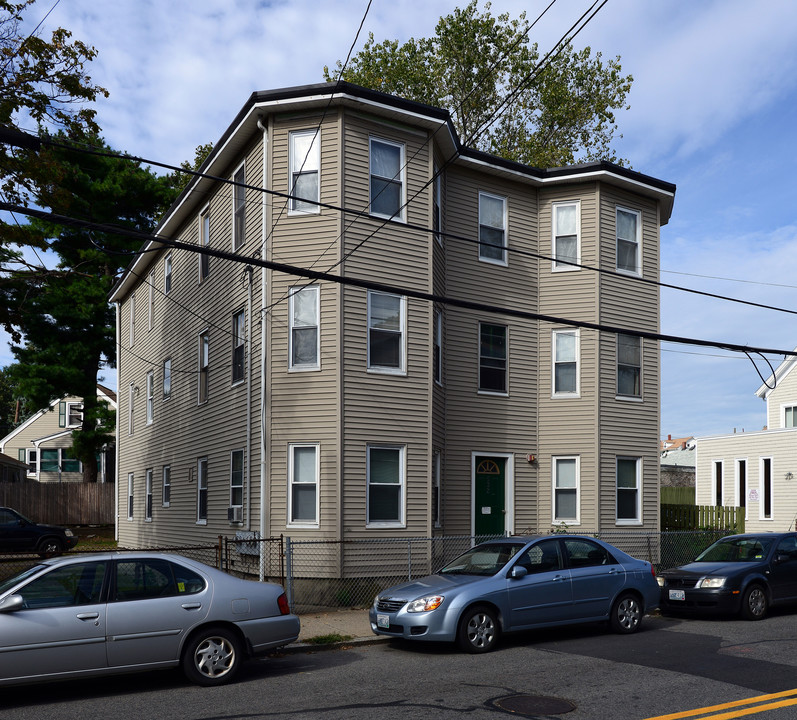 532 Douglas Ave in Providence, RI - Building Photo