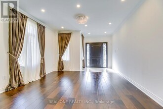 5523 Freshwater Dr in Mississauga, ON - Building Photo - Building Photo