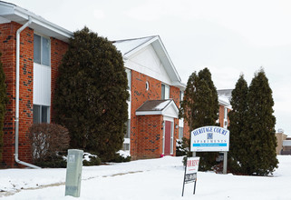 Heritage Court in Sturtevant, WI - Foto de edificio - Building Photo