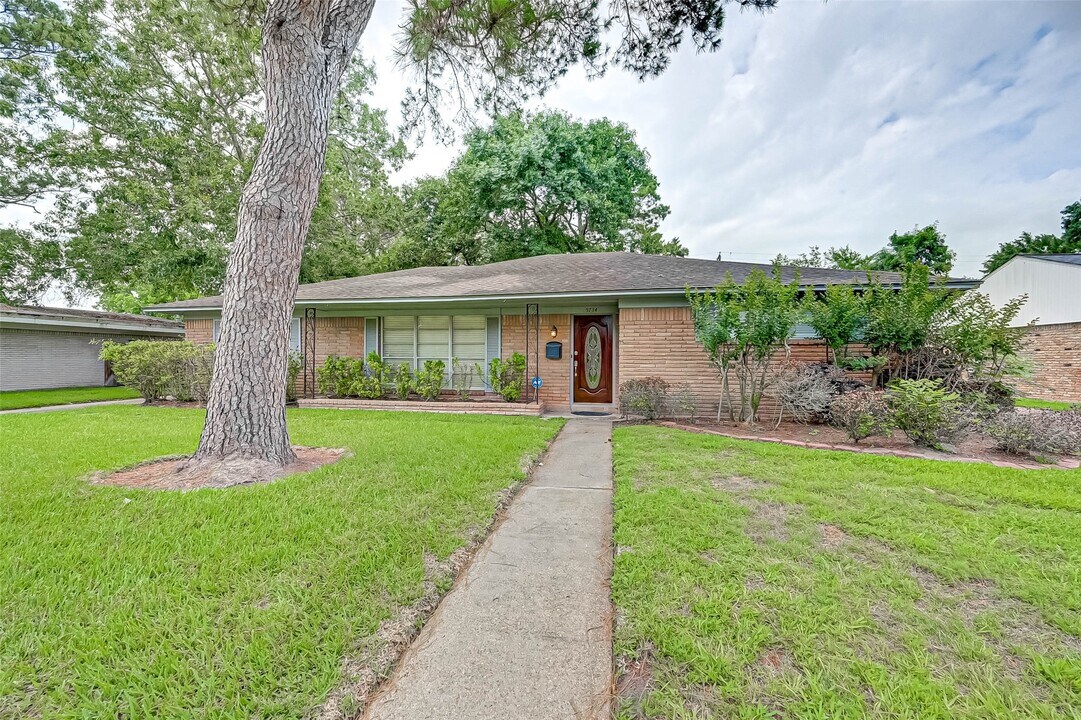 5734 Spellman Rd in Houston, TX - Building Photo