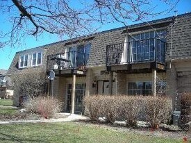 1125 Pleasant Run Dr, Unit 810 in Wheeling, IL - Building Photo