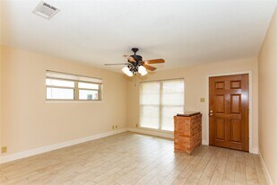 9714 Cedardale Dr in Houston, TX - Building Photo