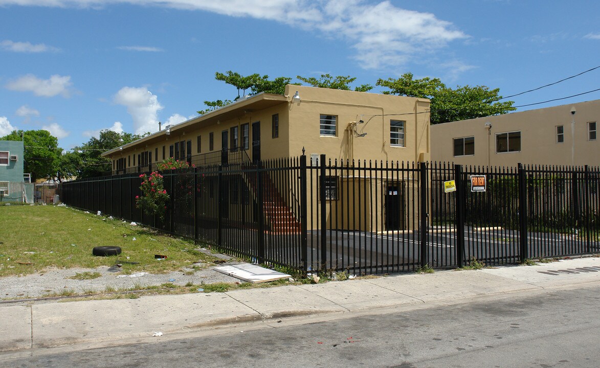 239 NW 16th St in Miami, FL - Foto de edificio
