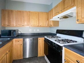 757 W Evergreen Ave, Unit A in Chicago, IL - Building Photo - Building Photo