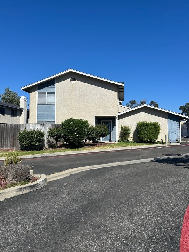 1738 Lynne Dr in Santa Maria, CA - Building Photo - Building Photo