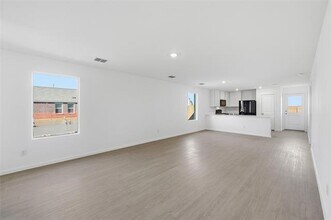 2040 Shady Oaks Dr in Ennis, TX - Building Photo - Building Photo