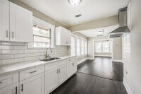 2616 Oakcliff St photo'