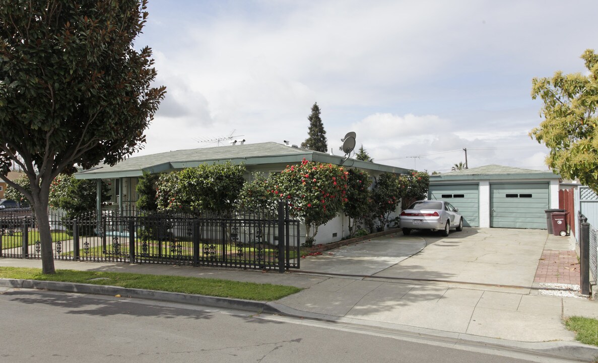 24705-24707 Thomas Ave in Hayward, CA - Foto de edificio