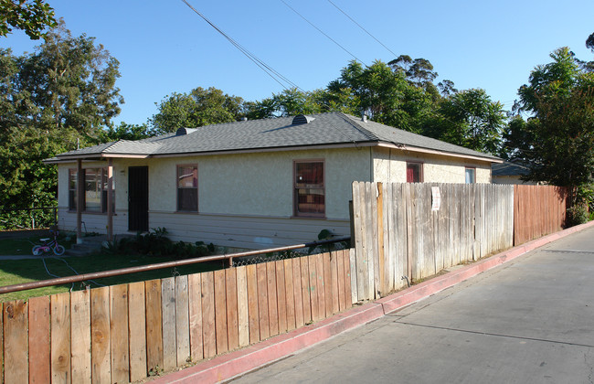 524-524 1/2 Acacia Rd in Santa Paula, CA - Foto de edificio - Building Photo