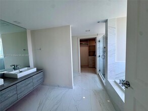 400 Sunny Isles Blvd, Unit 1408 in Sunny Isles Beach, FL - Building Photo - Building Photo