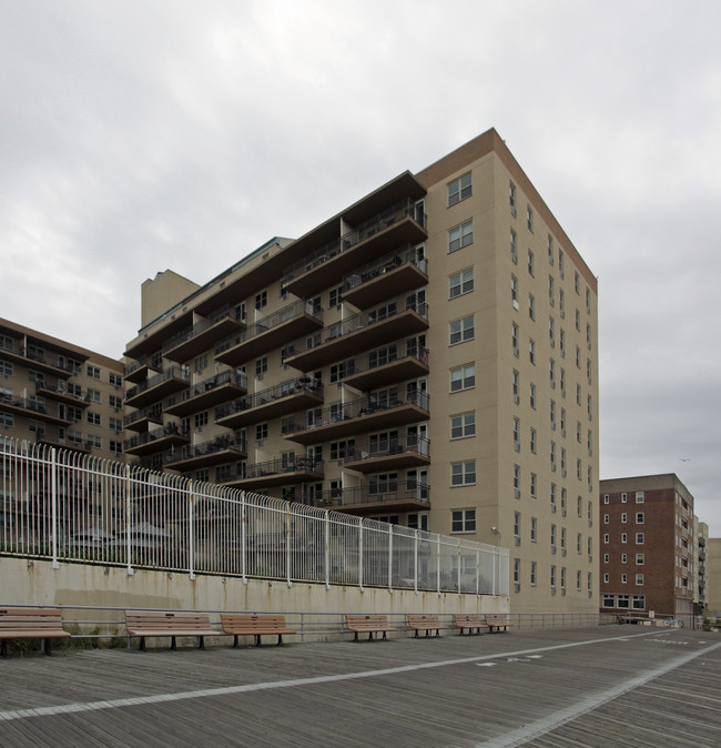 Neptune Towers in Long Beach, NY - Building Photo - Building Photo