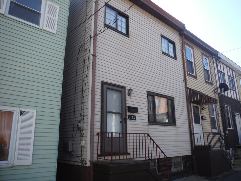 5148 Natrona Way in Pittsburgh, PA - Foto de edificio