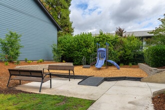 Amberwood Apartments in Hillsboro, OR - Foto de edificio - Building Photo
