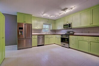 1020 Louise St in Houston, TX - Building Photo - Building Photo