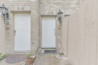 3126 Holly Hall St in Houston, TX - Building Photo - Building Photo
