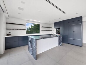 5710 Hill Oak Dr in Los Angeles, CA - Foto de edificio - Building Photo