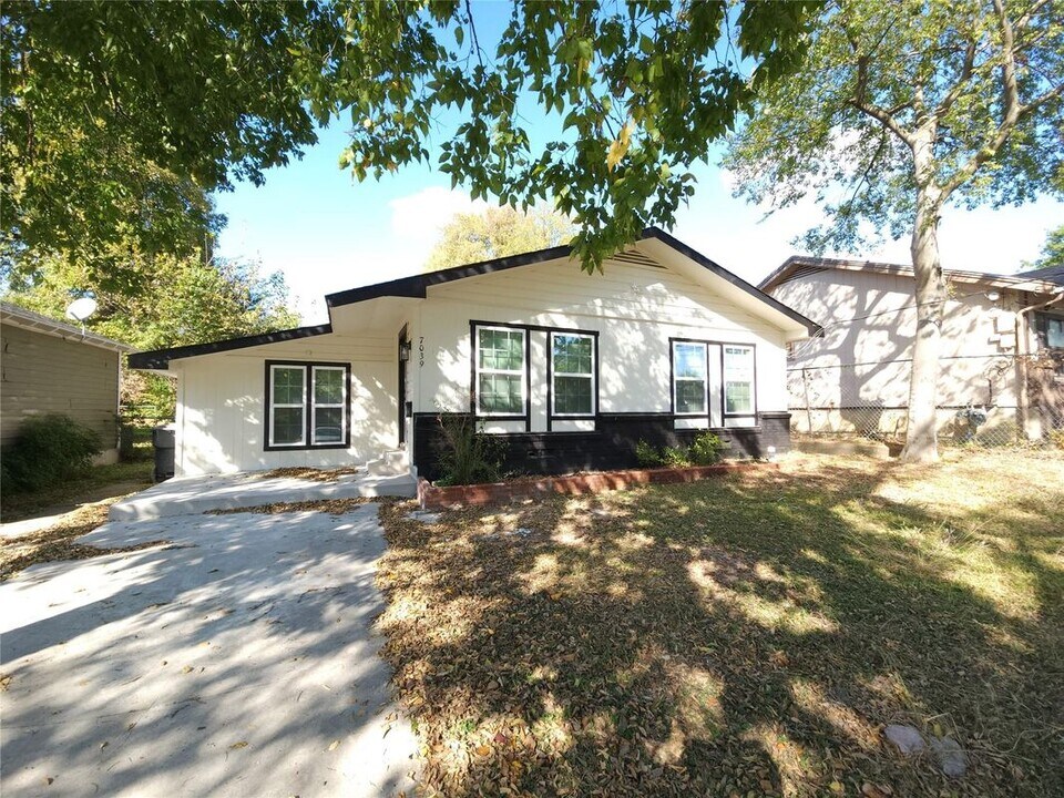 7039 Bates St in Dallas, TX - Building Photo