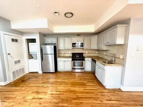 4 Jordan Ave in Jersey City, NJ - Building Photo - Building Photo