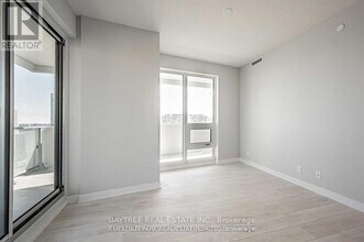 2221 Yonge St in Toronto, ON - Building Photo - Building Photo