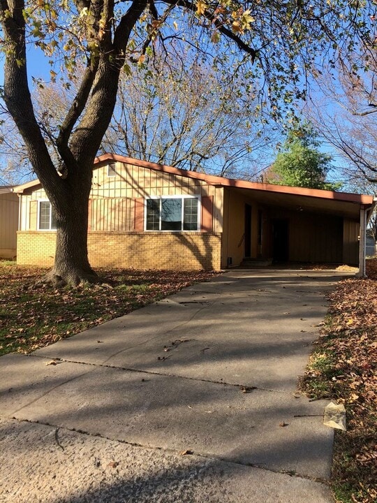 1011 E Mcclernon St in Springfield, MO - Building Photo