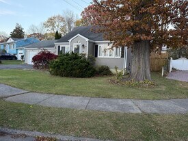 39 Tina Cir in Bridgeport, CT - Building Photo