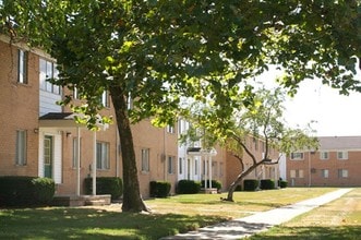 Warren Manor in Warren, MI - Building Photo - Building Photo